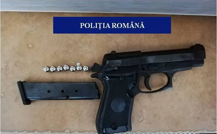 Pistol găsit la un craiovean, care a introdus ilegal arma în ţară din Bulgaria