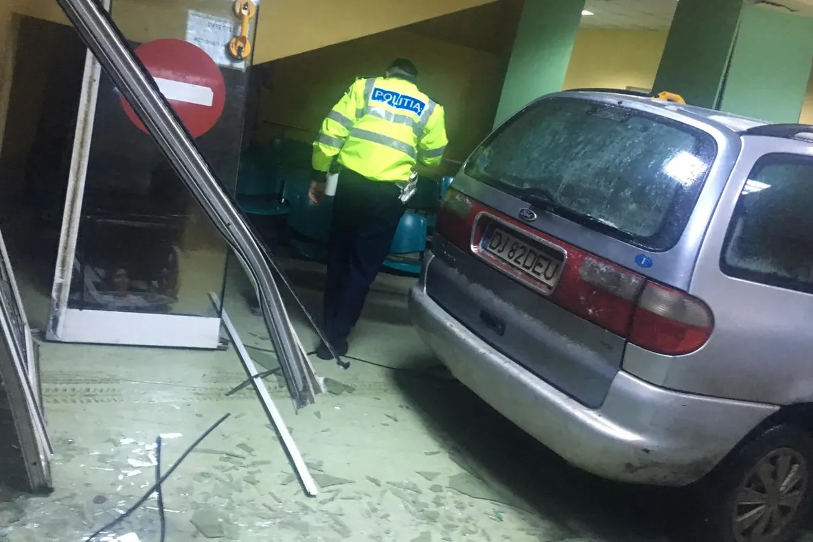 Șoferul care a intrat cu mașina în spital era băut. Le-a spus polițiștilor că a încurcat accelerația cu frâna