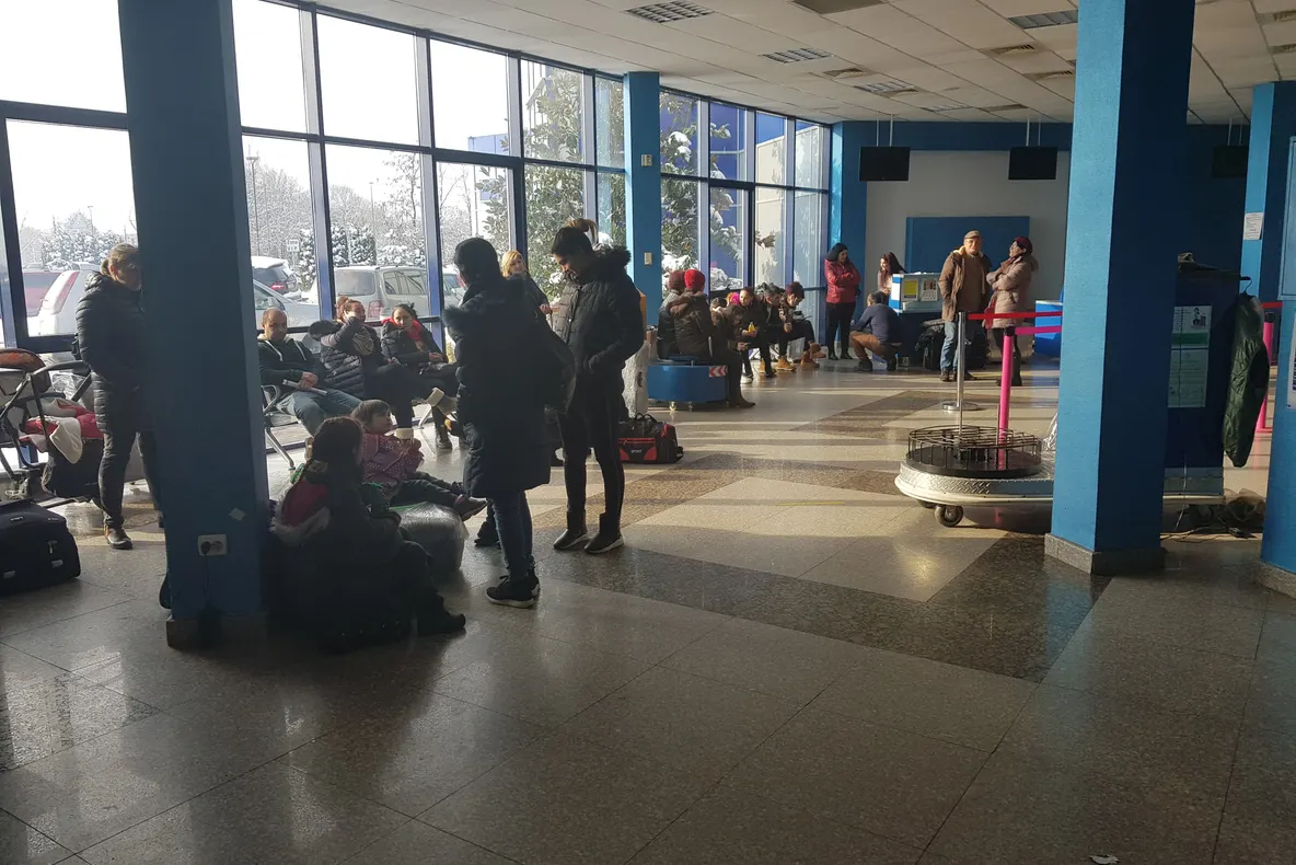 Zborul Craiova-Milano, amânat cu patru ore din cauza unei greve a italienilor. 150 de oameni, blocaţi pe aeroportul din Bănie