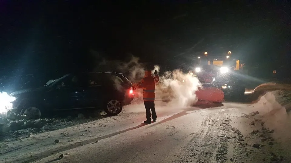 Mașină din Dolj, scoasă de drumari din șanț, pe drumul ce duce spre Rânca. Autoturismul avea cauciuri de vară