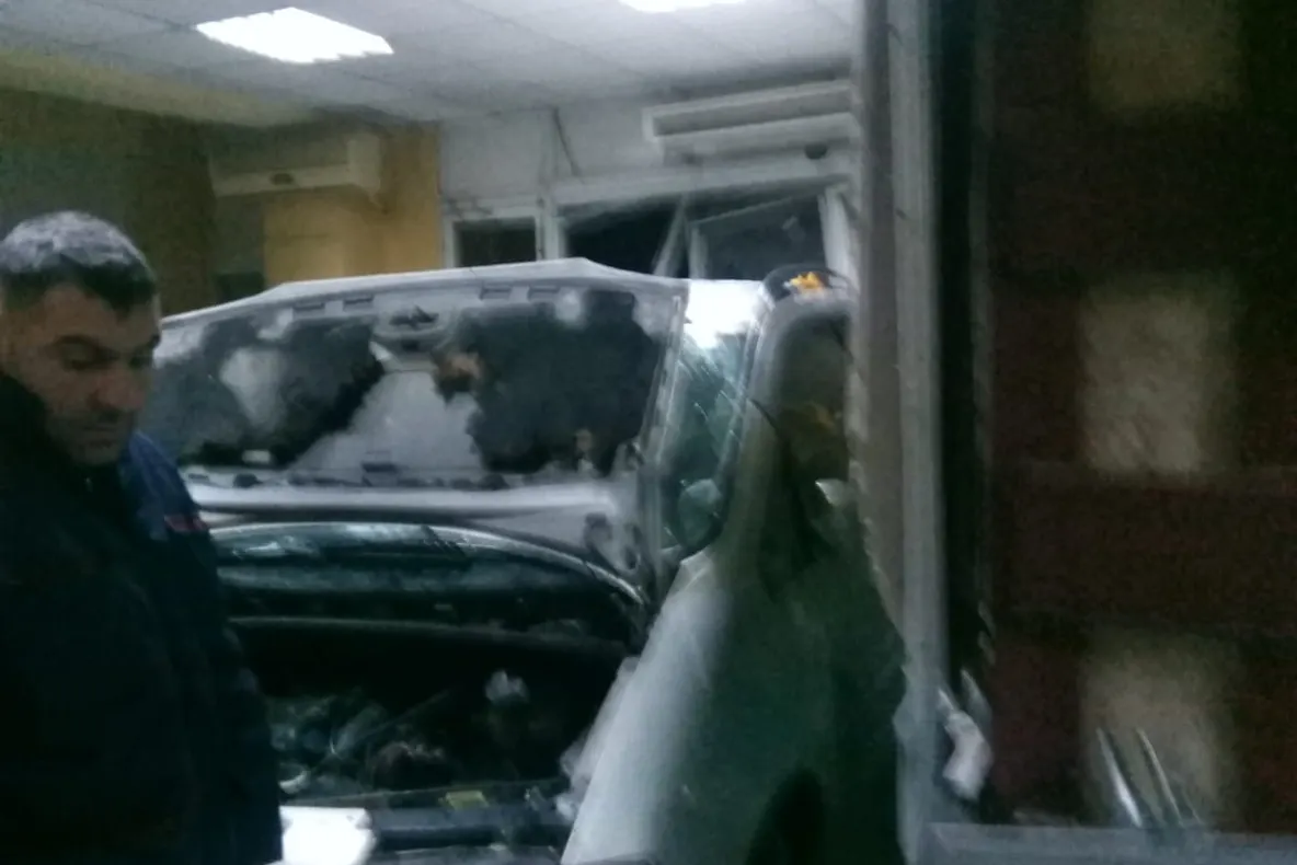 Un șofer a intrat cu mașina direct in Secția UPU a spitalului din Bănie -FOTO