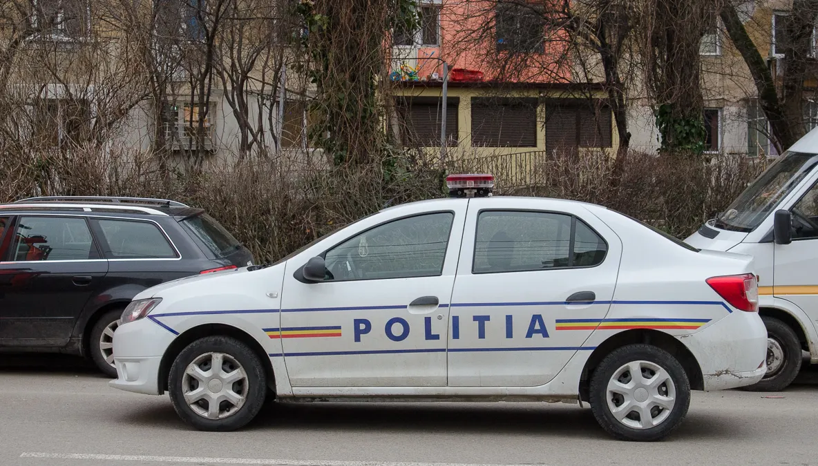 Tânăr din Craiova, urmărit de polițiști pe mai multe străzi din municipiu. Fără permis de conducere, acesta a lovit mai mulți stâlpi din localitate