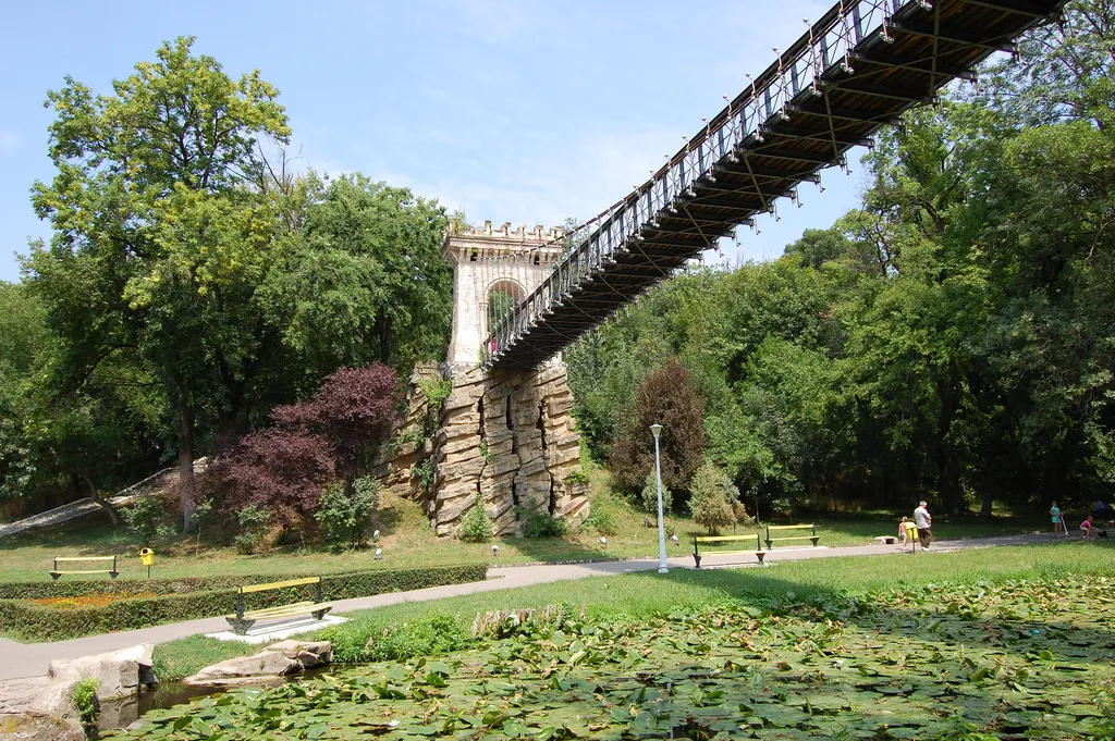 Reabilitarea podului suspendat din Parcul Romanescu, în linie dreaptă. Vremea decide începerea lucrărilor