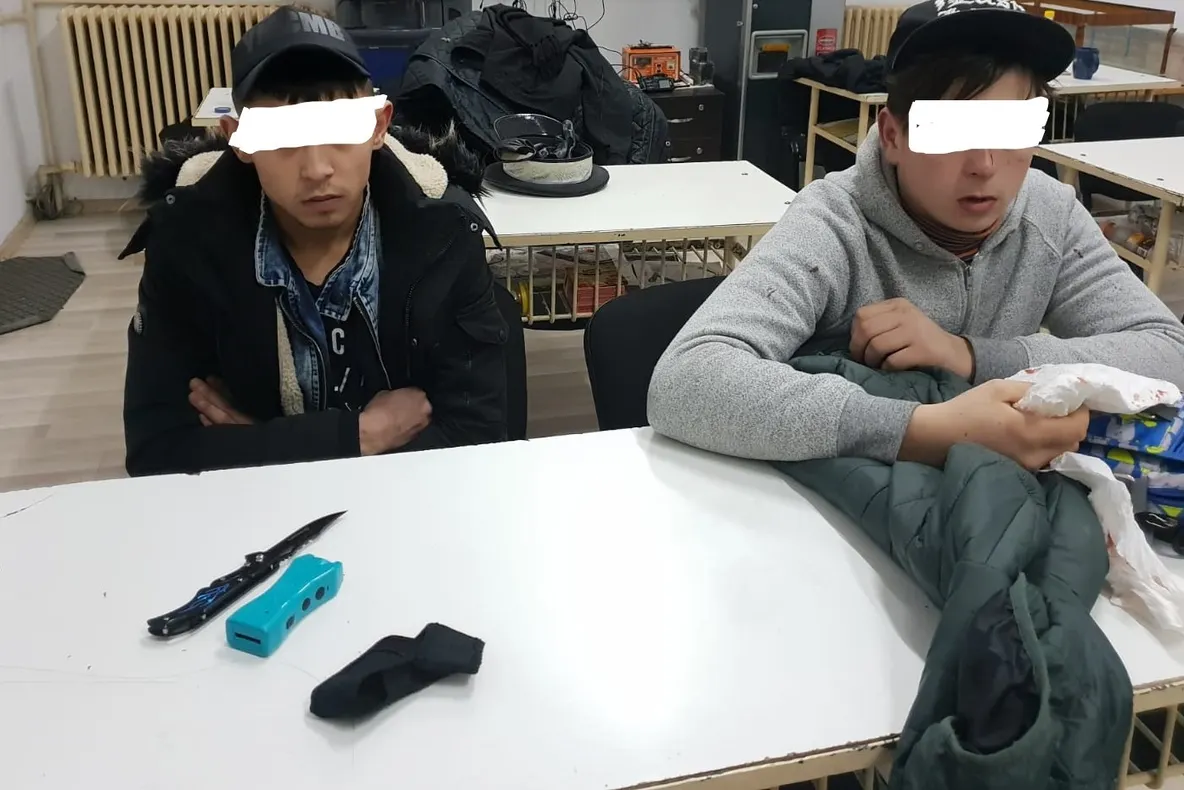 Trei tineri doljeni, cercetați penal după ce au fost prinși având asupra lor cuțite și bastoane electroșocuri. Voiau să facă scandal în zona patinoarului din Craiova