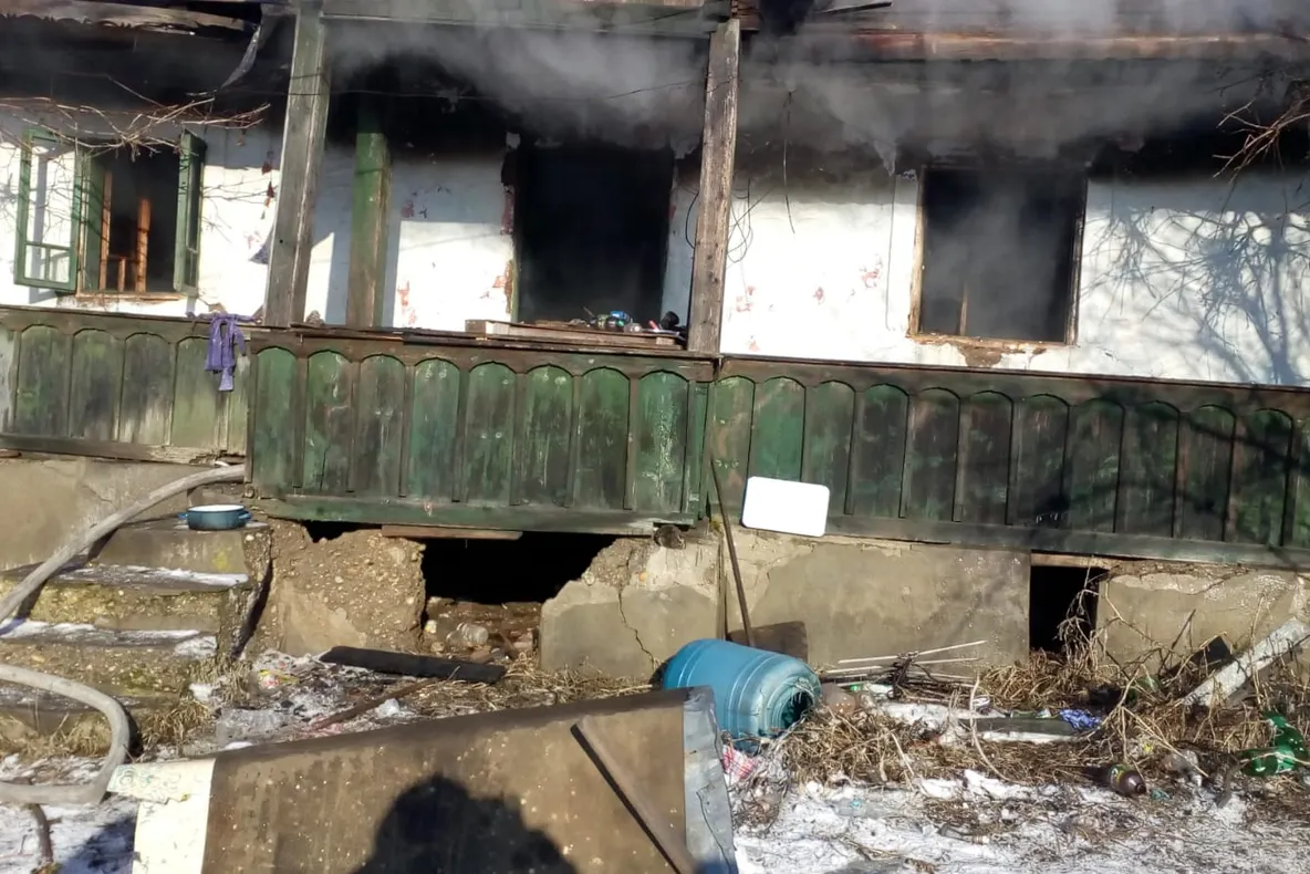 O doljeancă a ajuns la spital cu arsuri după ce i-a luat casa foc