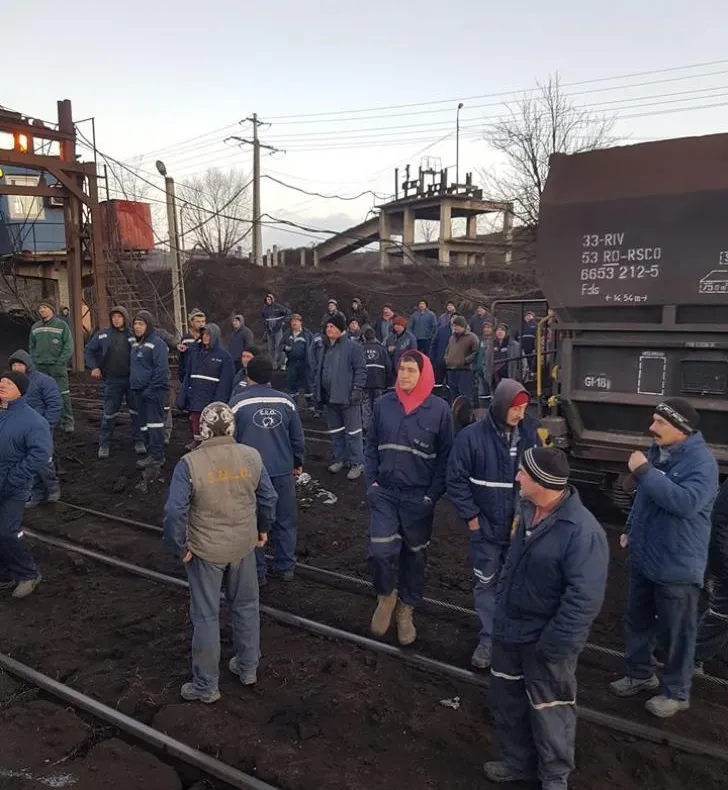 Vagoanele cu cărbune care urmau să ajungă la Termocentrala Ișalnița, blocate de minerii din Cariera Roșiuța. Ce vor face energeticienii doljeni
