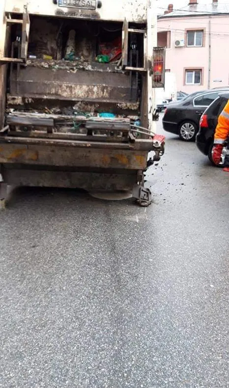 S-a rupt asfaltul, pe o stradă din Craiova, sub greutatea mașinii de gunoi