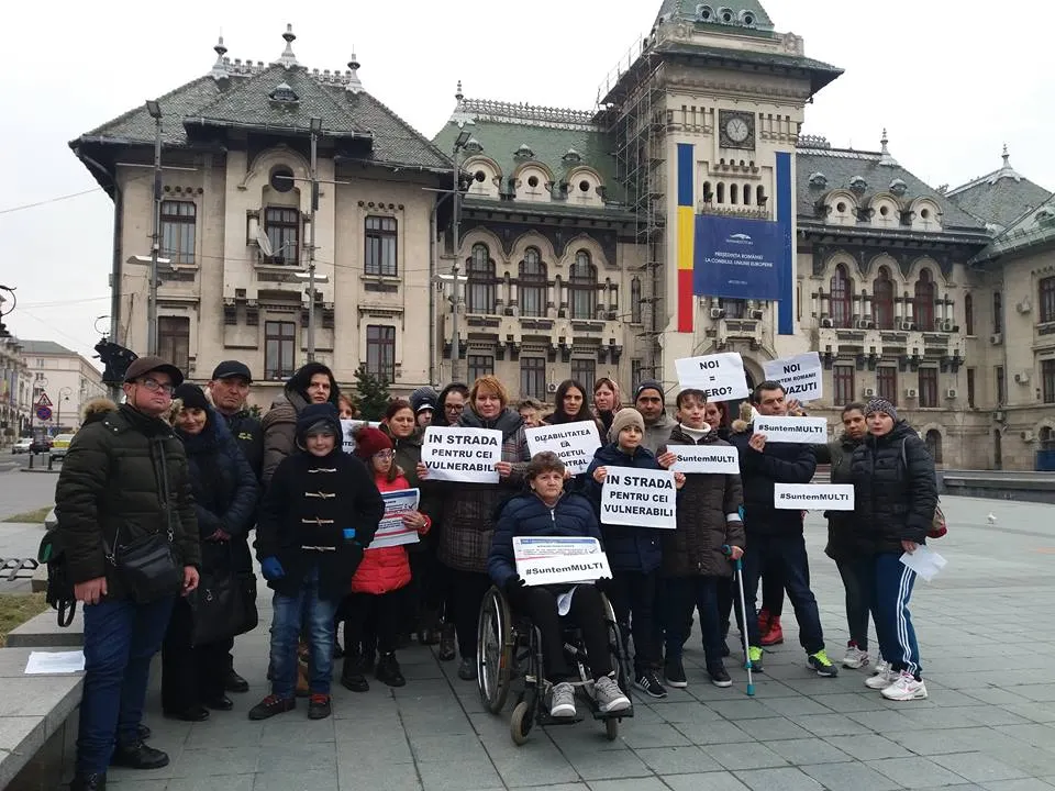 Persoanele cu dizabilități, copii și adulți, au protestat și la Craiova