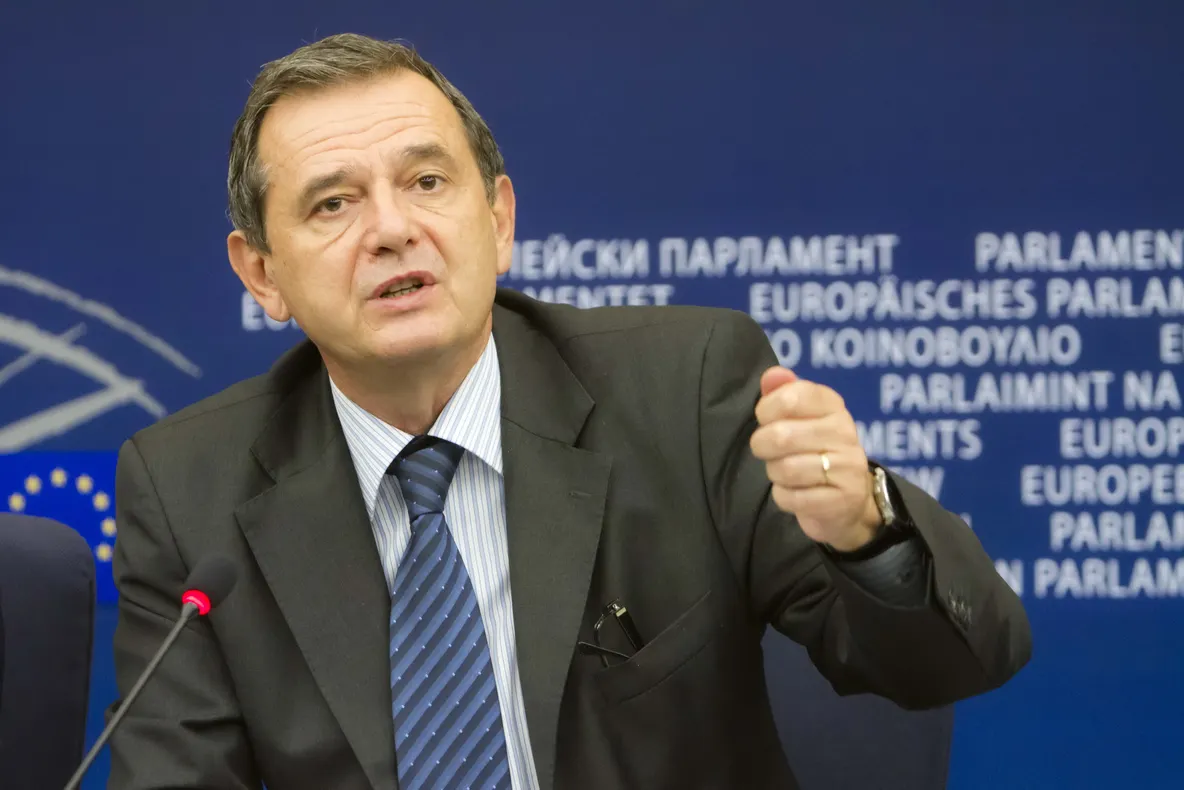 Jurnalistul Rareş Bogdan deschide lista PNL pentru europarlamentare. Doljeanul Marinescu a prins locul 10
