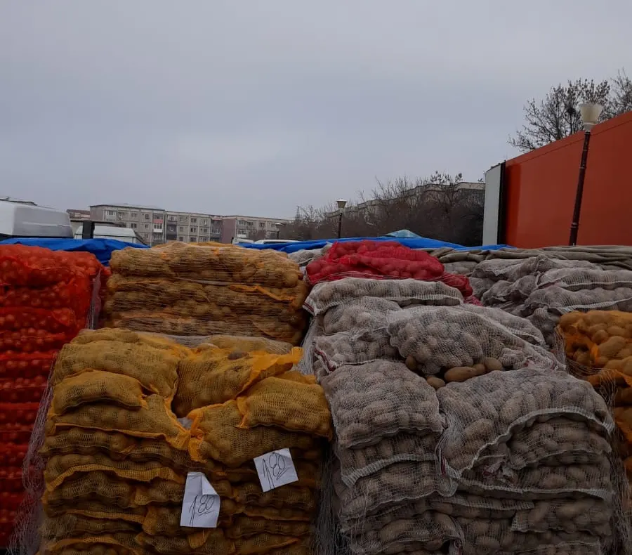 Comercianții de legume și fructe din Craiova, amendați în urma unui control derulat de polițiști. Au fost confiscate șase tone de marfă
