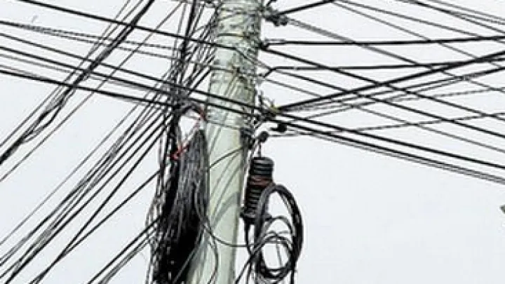 Trei doljeni au fost reținuți după ce au furat cablul de la rețeau de telefonie