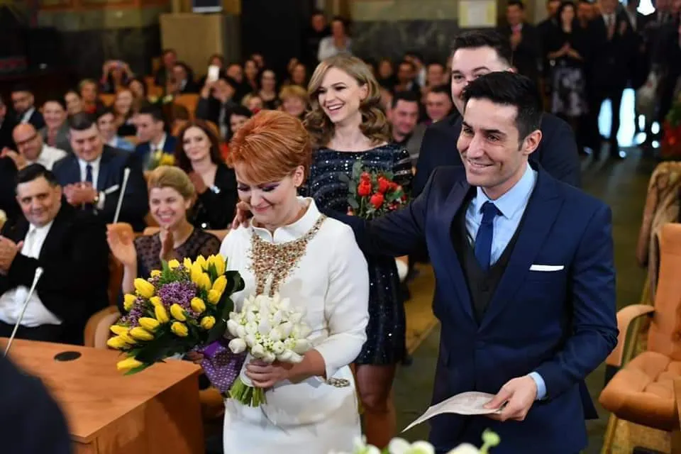 FOTO. Olguța Vasilescu și Claudiu Manda au spus „Da”, la starea civilă. Fostul ministru își păstrează numele de fată
