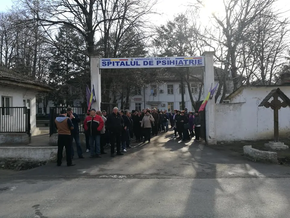 Angajaţii Spitalului de Psihiatrie Poiana Mare protestează nemulţumiţi de scăderea salariilor