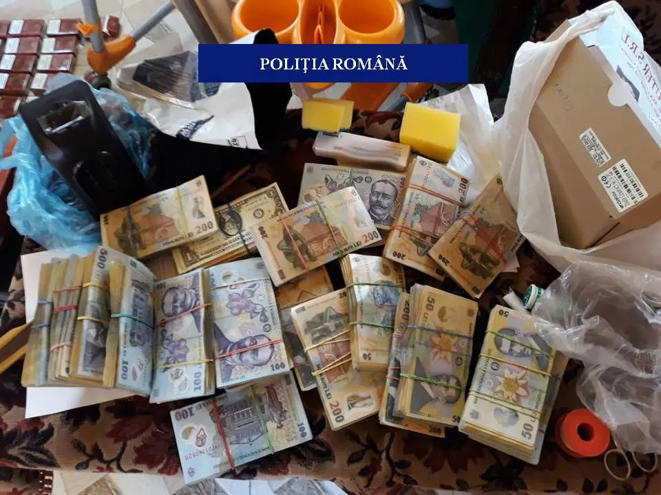 Percheziții la contrabandiști de țigări din Dolj. Patru persoane au fost reținute, oamenii legii confiscând bunuri, țigări și sume mari de bani. VIDEO/FOTO