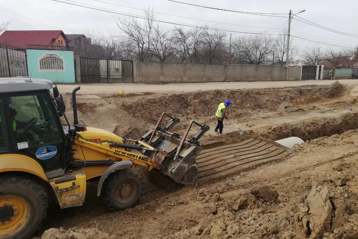 Lucrări avansate pe strada Carpenului din Craiova. „Primii metri de conductă deja au fost introduşi”
