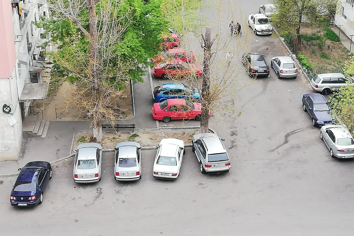 „Rezervarea” locurilor de parcare din Craiova, amendată de polițiștii locali