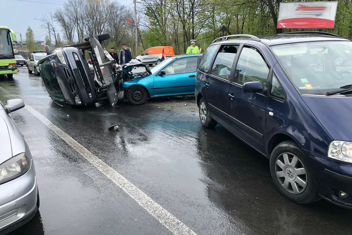 Impact între o platformă și un autoturism, în Craiova. Un tânăr a ajuns la spital