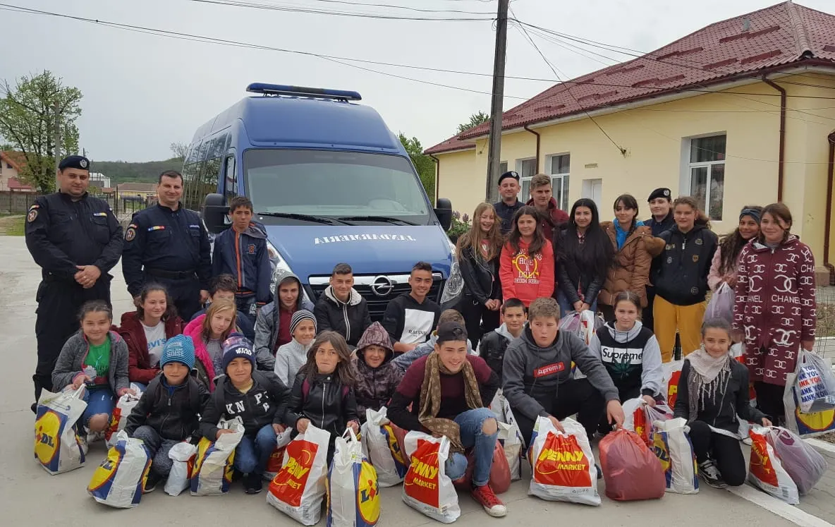 Meci de fotbal urmărit din tribune și cadouri de Paște pentru mai mulți copii dintr-un sat din Dolj
