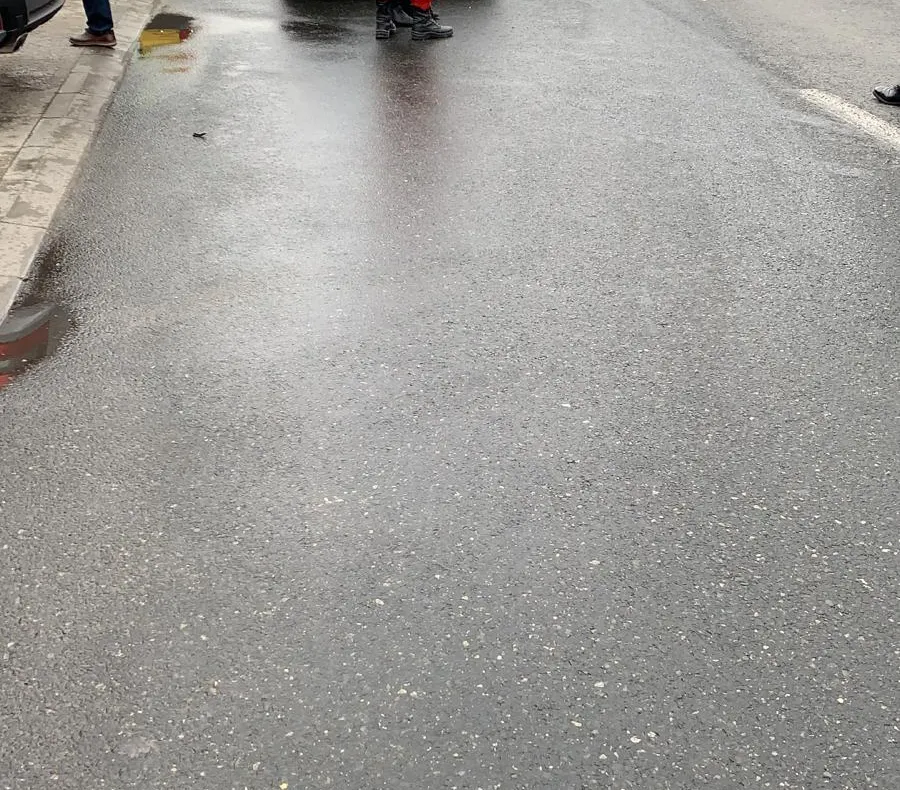 Femeie lovită de mașină, pe o stradă din Craiova. Aceasta traversa neregulamentar