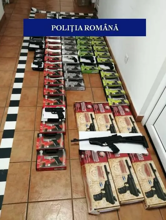 FOTO. 75 de arme găsite de polițiști, în autoutilitara unui șofer bulgar, la Frontiera Calafat