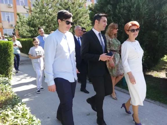 VIDEO. Pensionară din Craiova, replici contradictorii cu Claudiu Manda în fața unei secții de votare. „Ești obraznic”