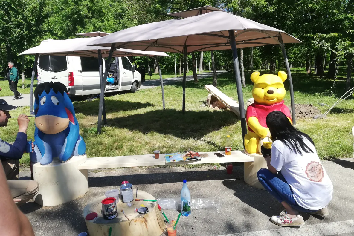 Băncuțe cu personaje din povești, în Parcul Hanul Doctorului din Craiova