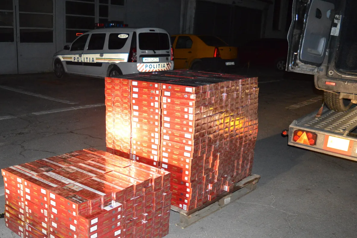 10.000 de pachete de ţigări depistate de poliţişti doljeni într-o autoutilitară, la Pieleşti - FOTO