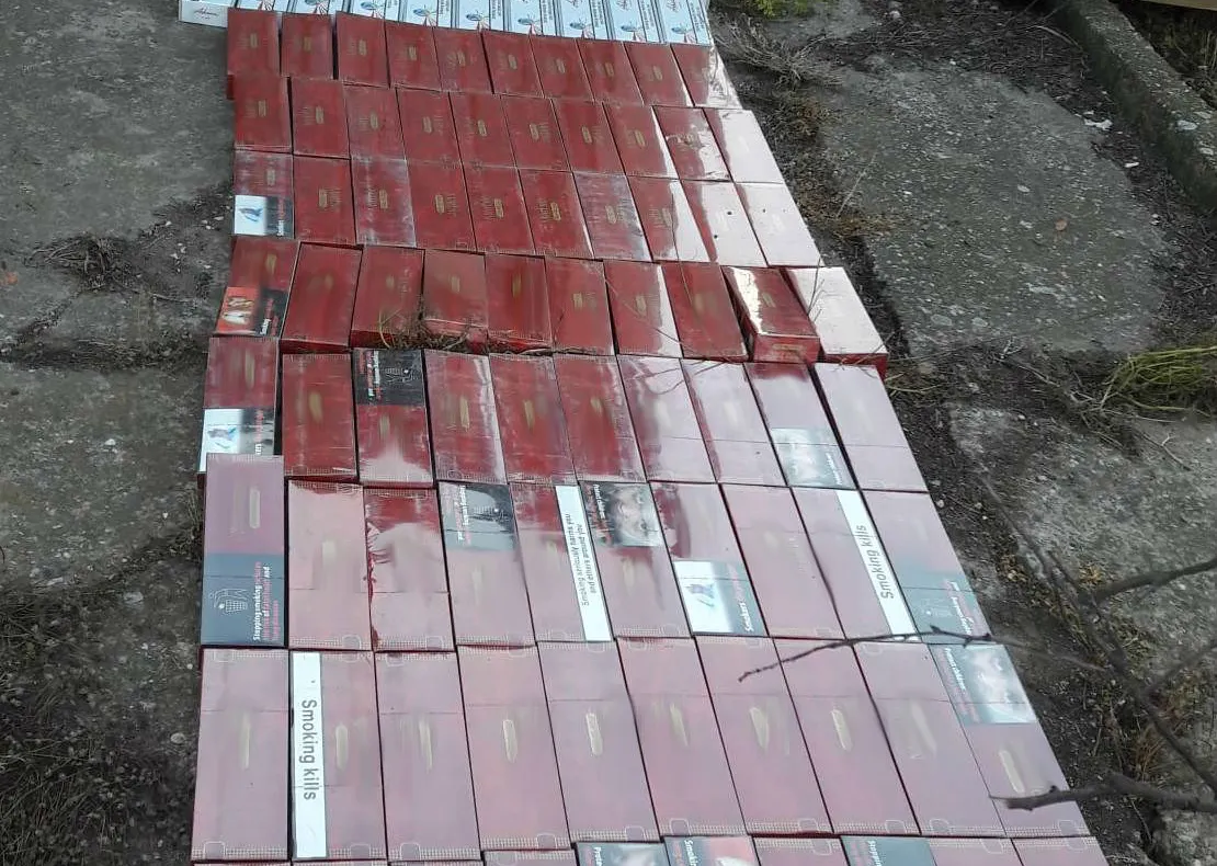 Percheziții domiciliare în două comune din Dolj, la contrabandiști de țigări. Au fost confiscate peste 1.800 de pachete