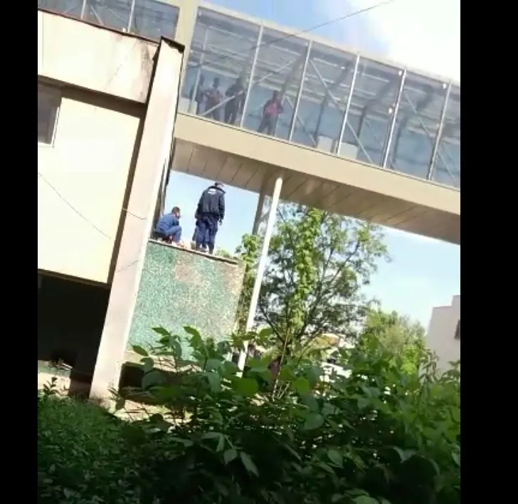 Craiova: Un bărbat s-a aruncat de pe clădirea Spitalului Judeţean - VIDEO
