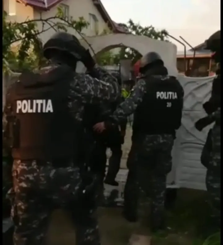 VIDEO. Percheziții domiciliare la locuințele a doi doljeni care dețineau, ilegal, arme și muniție