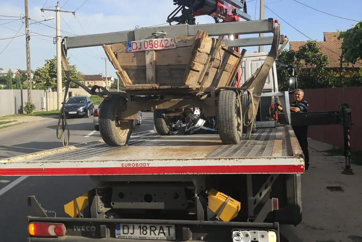 Căruțe fără documente, ridicate de polițiștii locali dn Craiova. FOTO