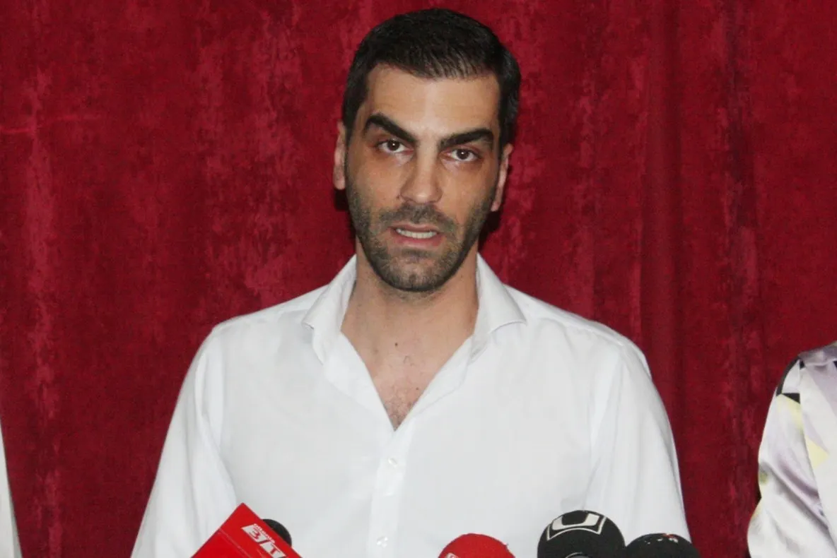 Directorul Filarmonicii Oltenia, care le dorea „un glonţ în cap“ celor care au ieşit cu copiii în stradă, pe 10 august, acuzat că dă invitaţii pe simpatii politice