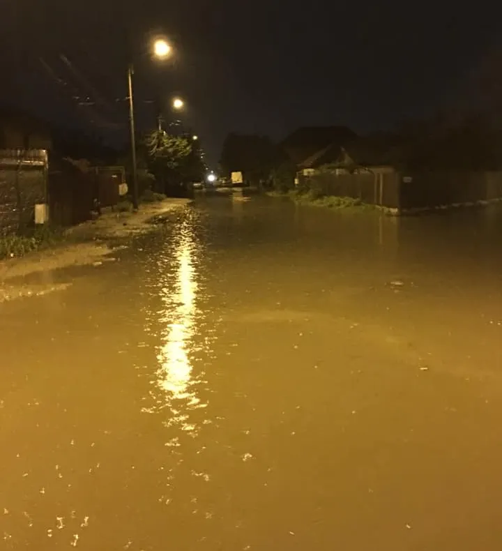 FOTO. Mai multe străzi din Craiova, sub apă. Fiecare ploaie a devenit o mare problemă pentru oraș