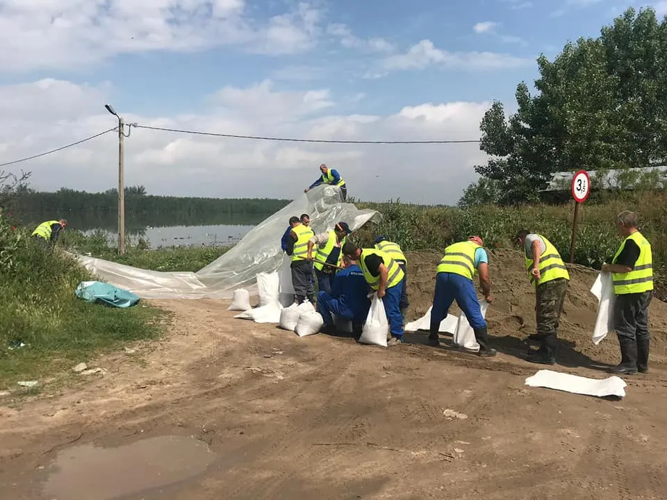 FOTO. Alertă într-o comună din Dolj. Dig de protecție pentru patru case aflate lângă Dunăre