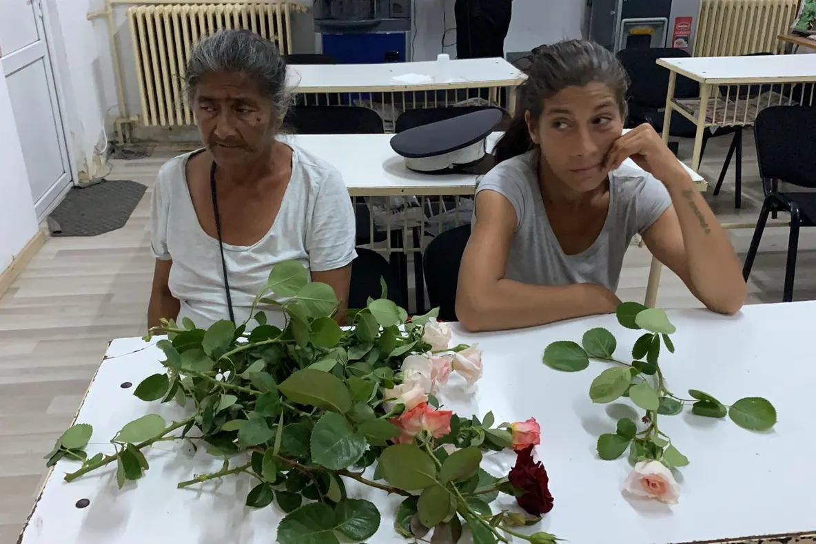Craioveni surprinşi în timp ce fură florile din oraş