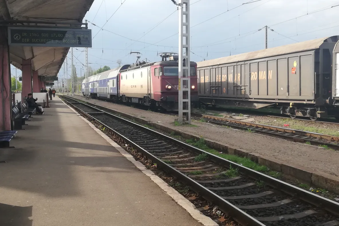 Trenuri întârziate din cauza copacilor căzuți pe calea ferată. Călătorii au primit apă și mâncare, în Gara Craiova