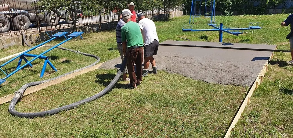 Lucrări făcute după bunul plac al muncitorilor, în Dolj. Ciment turnat direct pe iarbă, în curtea unei grădinițe din localitatea Moțăței