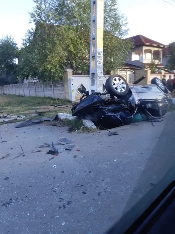 Un tânăr din Dolj a adormit la volan și s-a răsturnat cu mașina. Șoferul a ajuns la spital