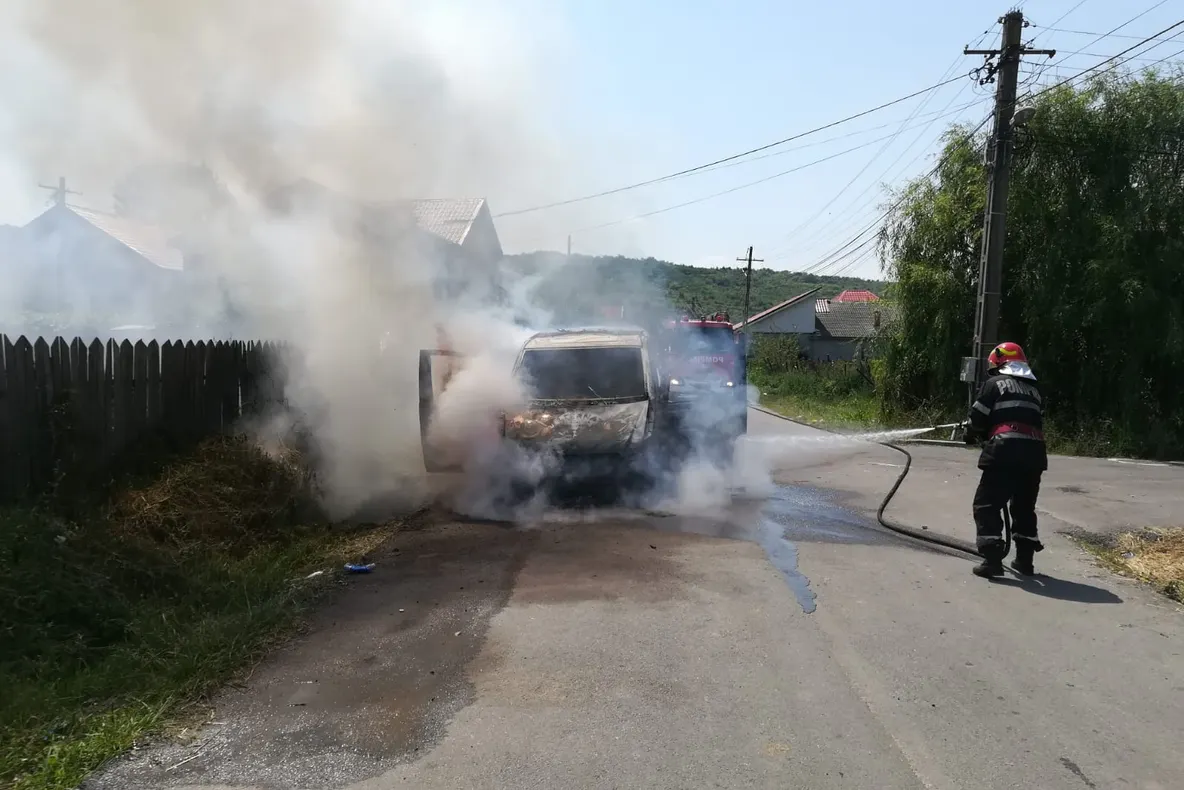 FOTO. O mașină a luat foc, în mers, într-o comună din Dolj