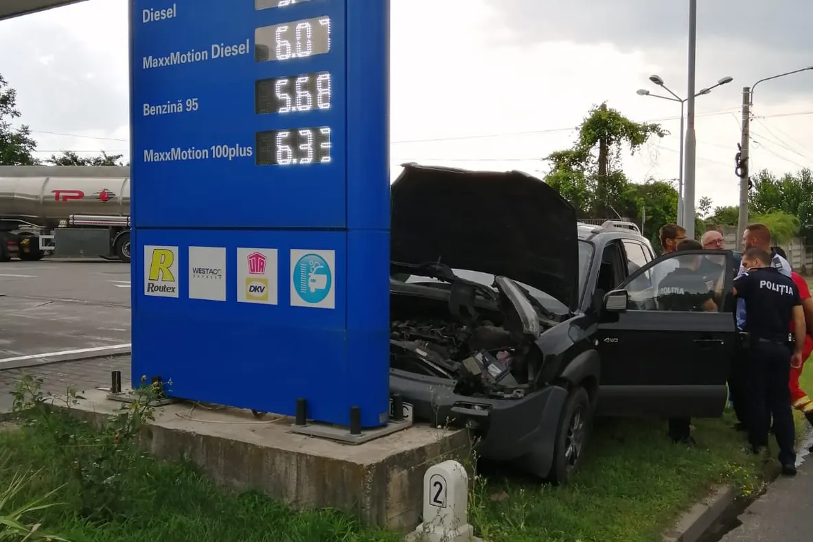 Cascadorul râsului, la Craiova: A intrat cu maşina în indicatorul staţiei PECO