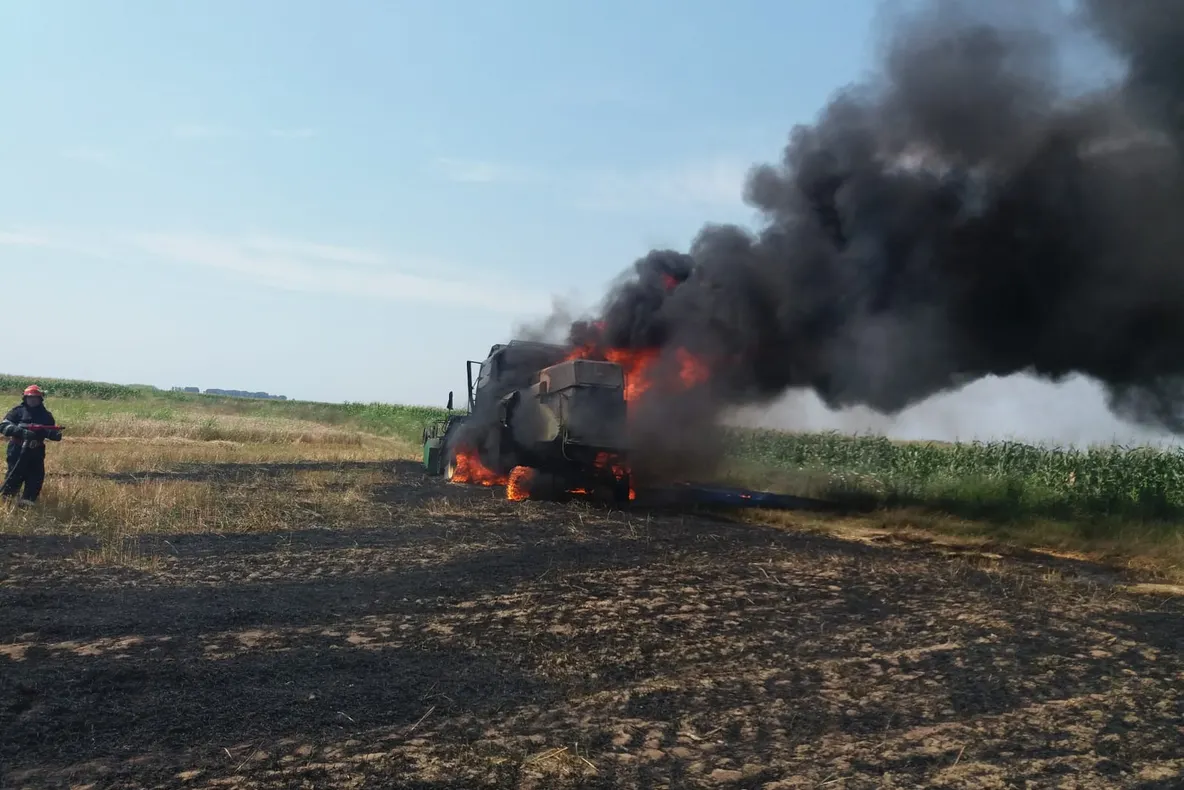 VIDEO - O combină agricolă a ars ca o torţă, pe un câmp din Dolj