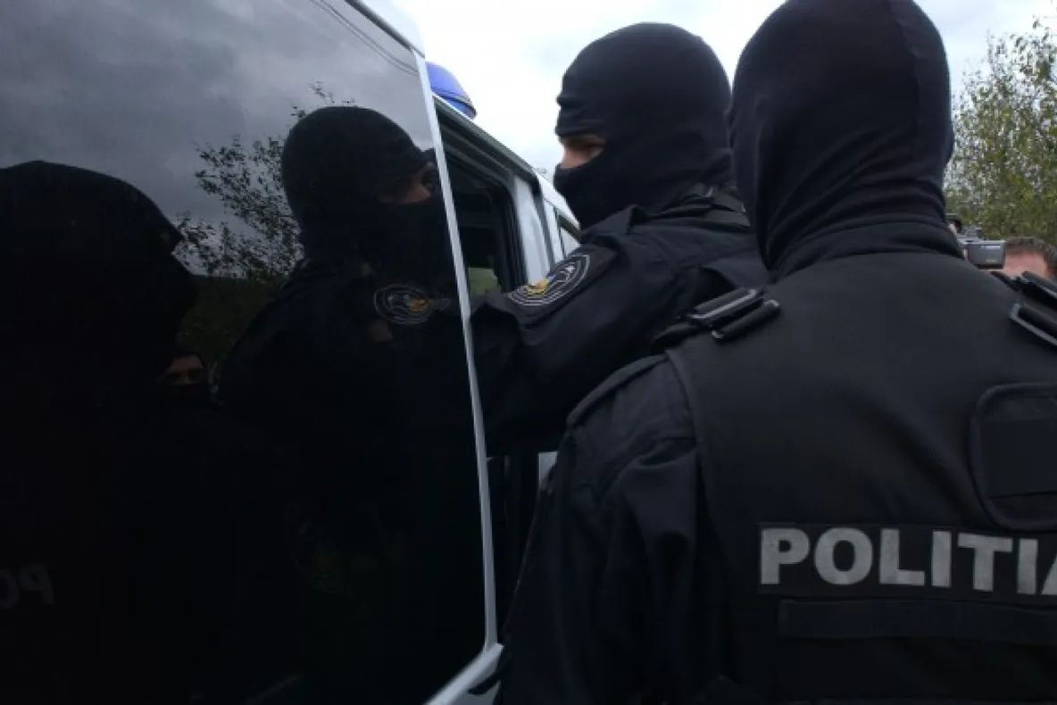 Reglări de conturi într-o comună din Dolj. Două femei au ajuns la spital și doi tineri au fost reținuți