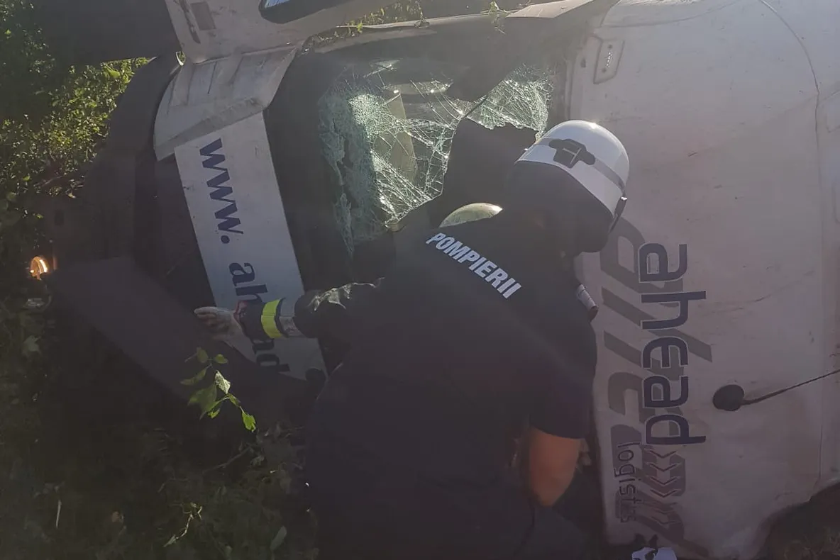 FOTO. TIR răsturnat, pe un drum național din Dolj. Șoferul a murit