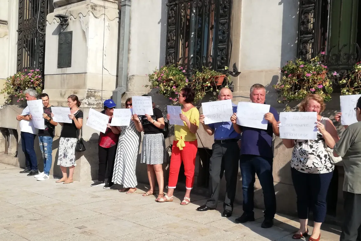Protest în fața Primăriei Craiova. 20 de profesori, la negocieri cu administrația