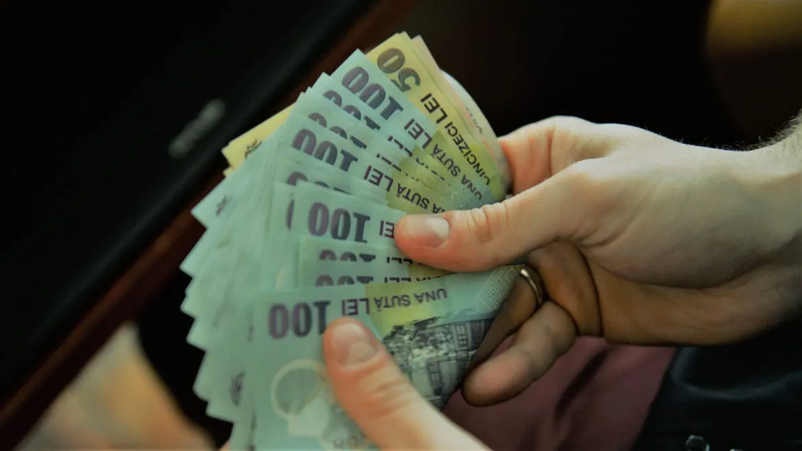 Bătrână din Dolj, lăsată fără economii. Patru femei din Craiova au profitat de neatenția ei și i-au luat toți banii din casă
