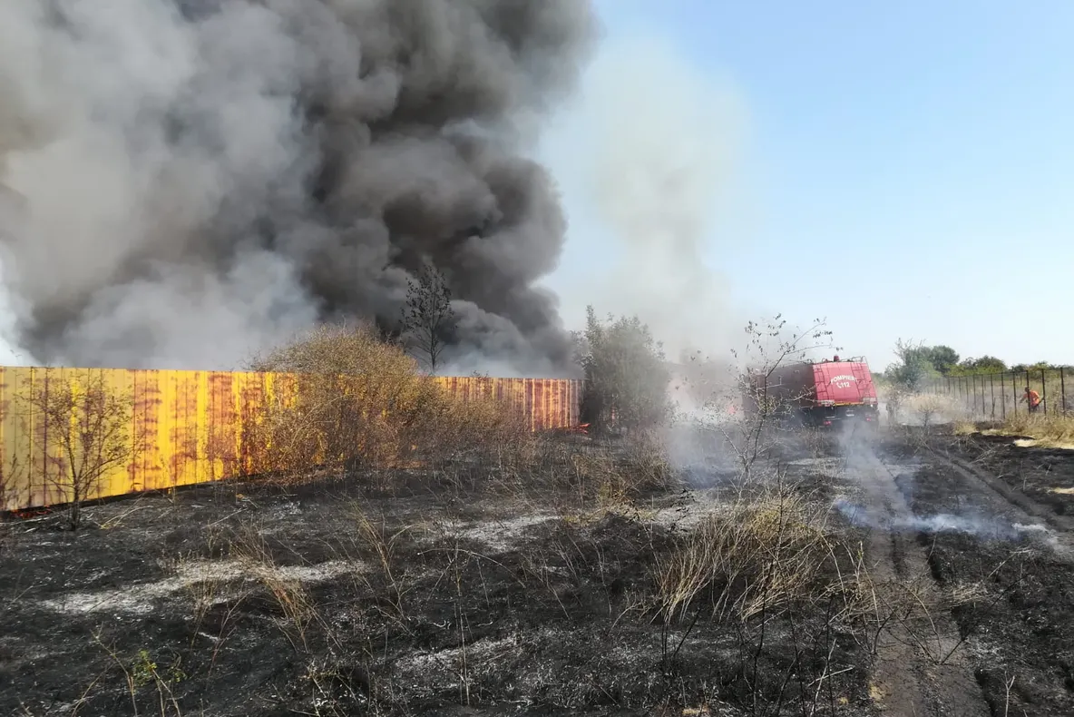 Incendiu de vegetaţie uscată în comuna Podari. Focul a cuprins şi două maşini parcate - VIDEO