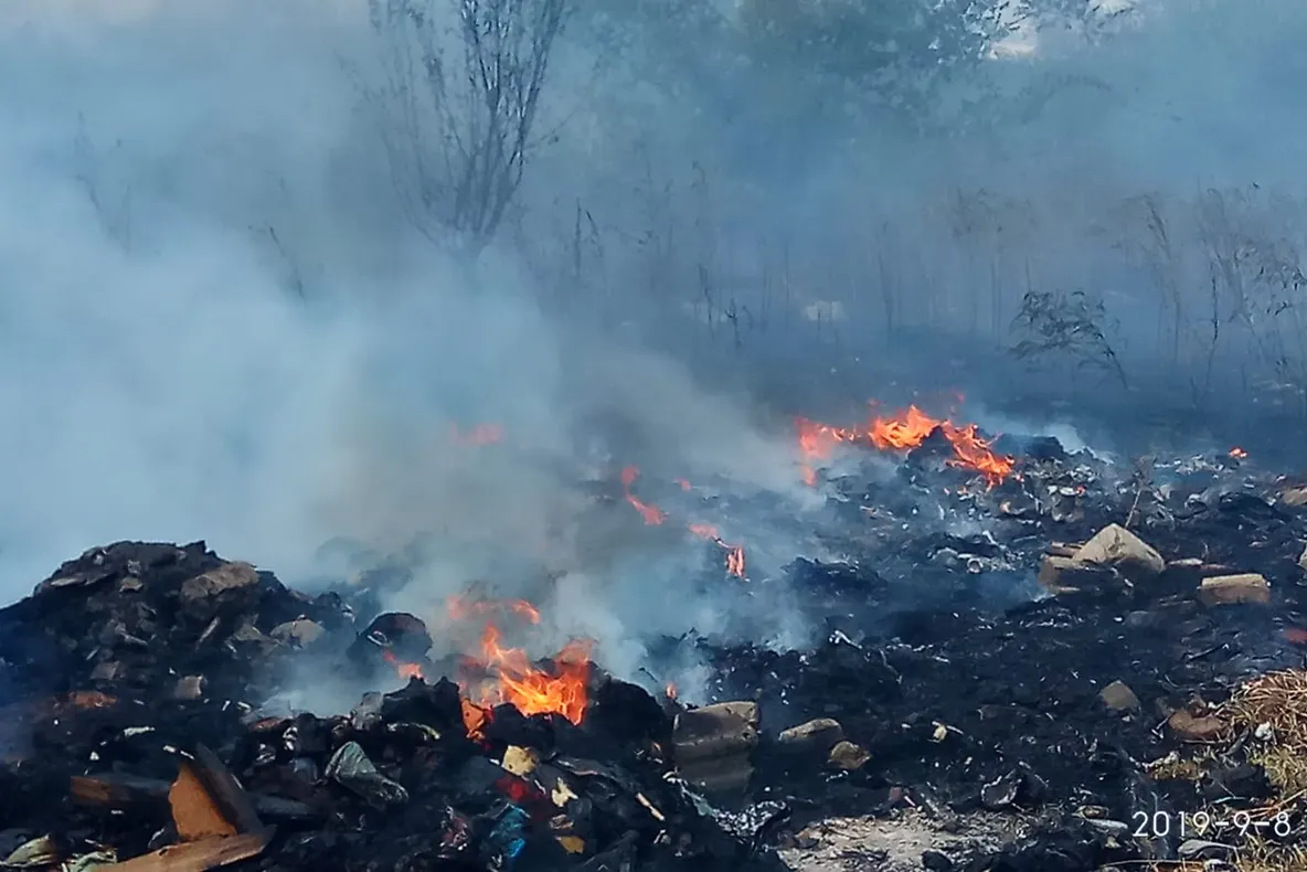 Incendiu de vegetație uscată lângă un cimitir din Craiova