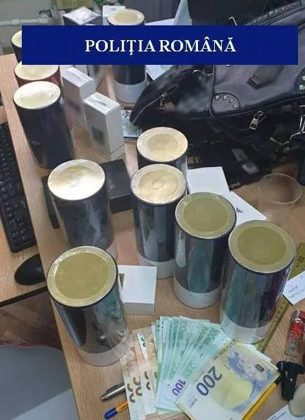 Un doljean avea mașina plină de îmbrăcăminte și produse cosmetice contrafăcute