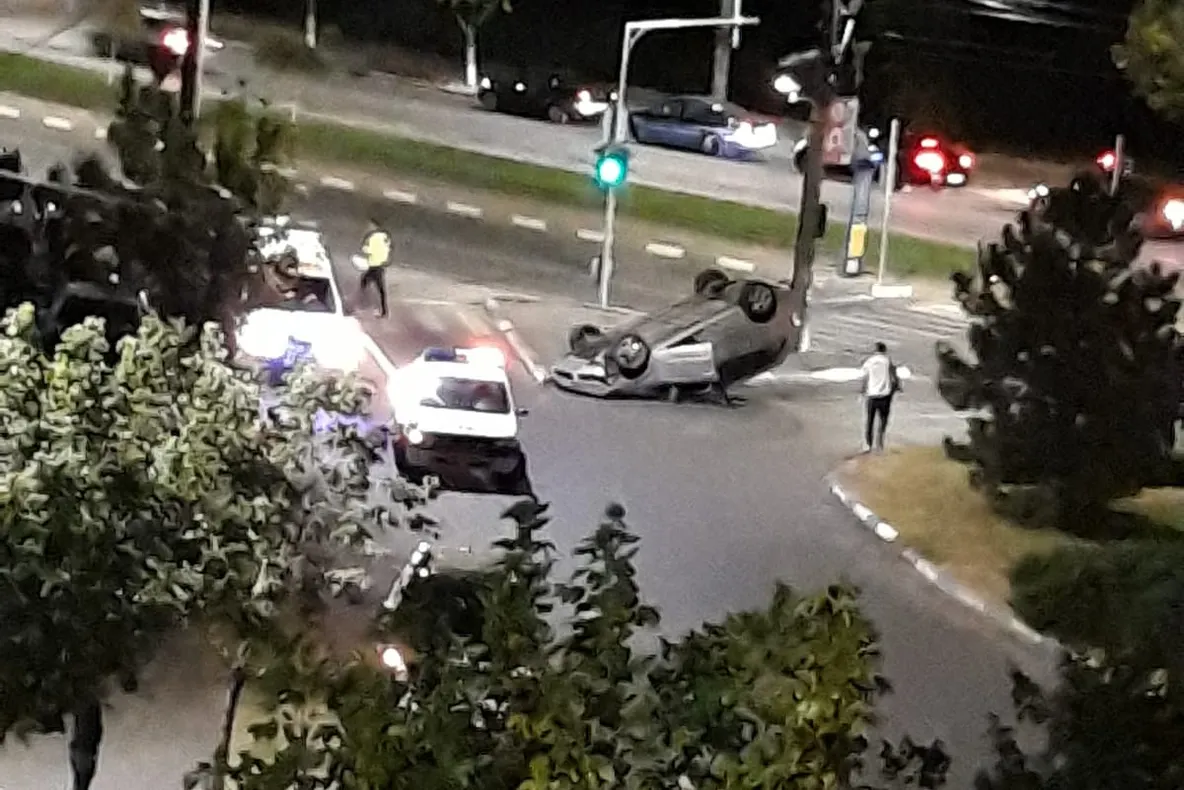 Mașină răsturnată pe plafon, în accident, la Craiova. O tânără a ajuns la spital