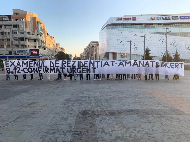 Absolvenții Universității de Medicină Craiova au protestat din cauza examenului de rezidențiat. „Incertitudinea în care ne aflăm ne taie din productivitate”